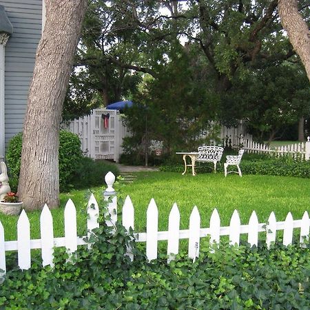 Manor Of Time Bed And Breakfast Granbury Exterior photo