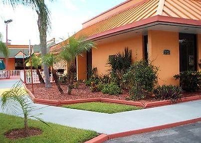 Econo Lodge Inn & Suites Kissimmee Exterior photo