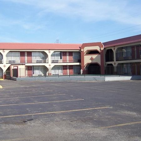 Travelers Inn And Suites Oklahoma City Exterior photo