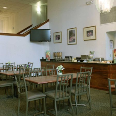 Econo Lodge Akron Gilchrist Road Restaurant photo