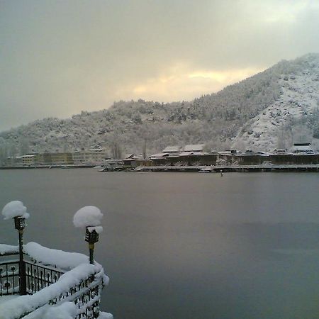 Comfy Royal Dandoo Palace - House Boat Srinagar  Exterior photo