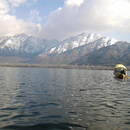 Comfy Royal Dandoo Palace - House Boat Srinagar  Exterior photo