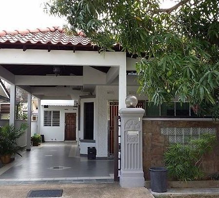 Carols Guesthouse Near Jonker And Satay Celup Malacca Exterior photo
