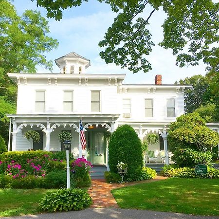 Quintessentials Bed And Breakfast And Spa East Marion Exterior photo