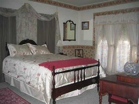 Elmira'S Painted Lady Bed & Breakfast Room photo