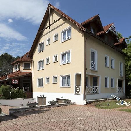 Hotel Francoise Balatonlelle Exterior photo