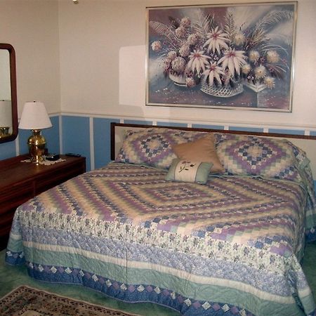 Lakeside Getaway Apartment Weirs Beach Room photo