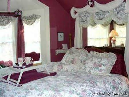 Old Victorian Farmhouse Bed And Breakfast Wauconda Room photo