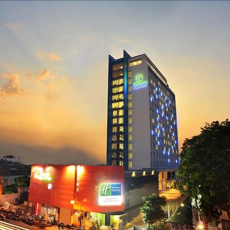 Holiday Inn Express Surabaya Centerpoint, An Ihg Hotel Exterior photo