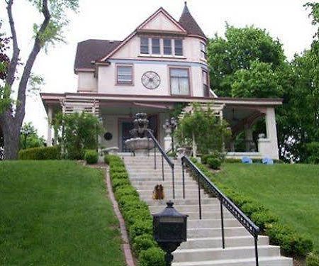 Isadoras Bed And Breakfast West Bend Exterior photo