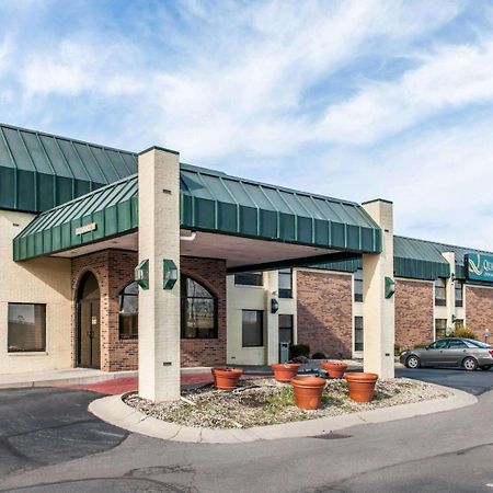 Quality Inn & Suites Shelbyville Exterior photo