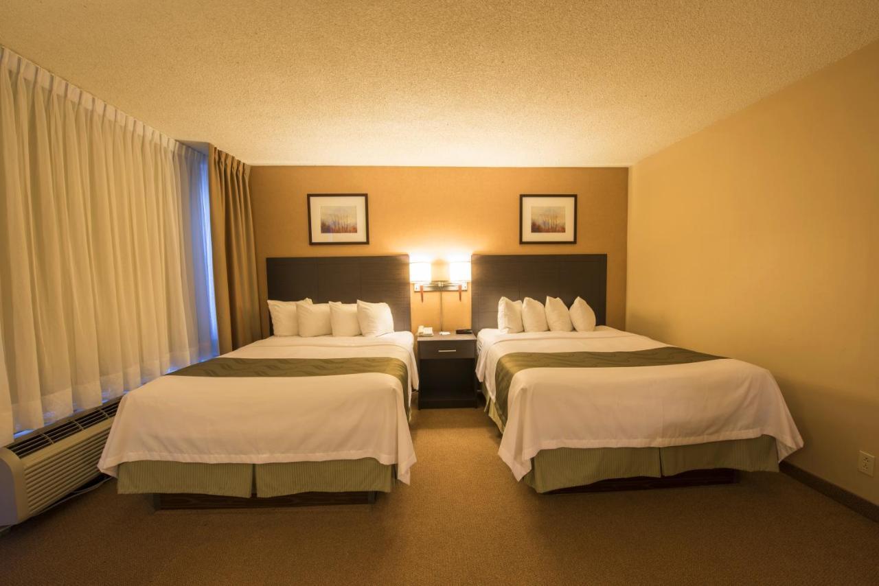 Quality Inn & Suites Pe Trudeau Airport Dorval Exterior photo