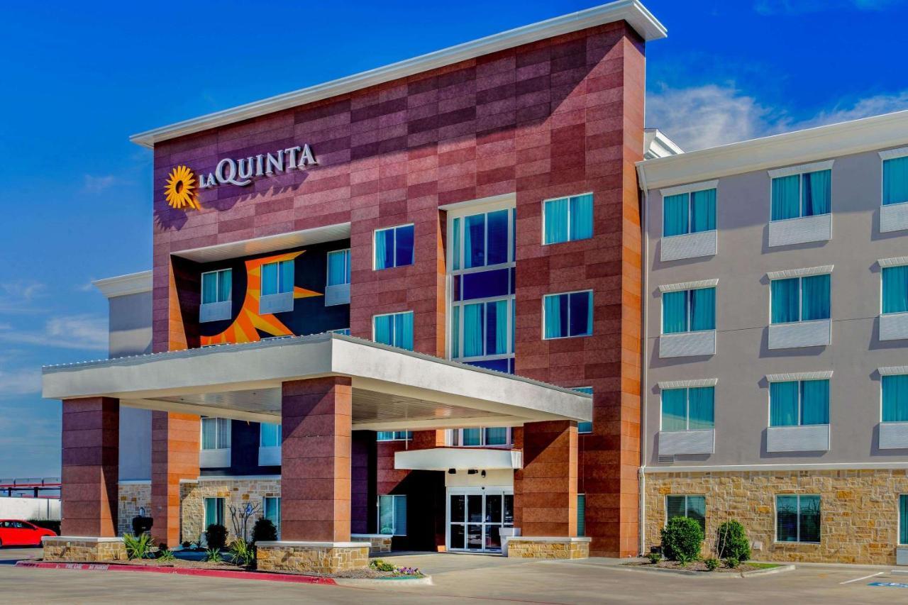 La Quinta Inn & Suites By Wyndham Northlake Ft. Worth Roanoke Exterior photo