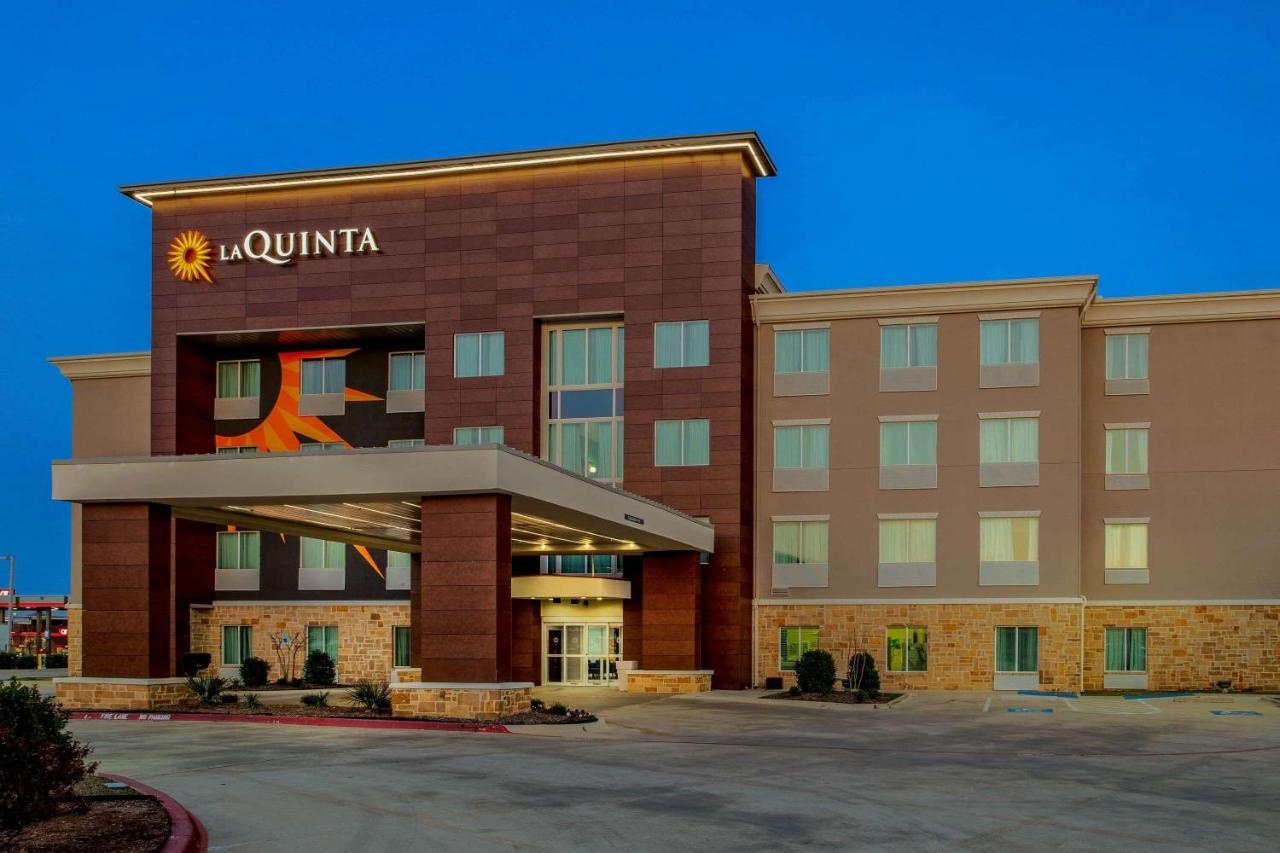 La Quinta Inn & Suites By Wyndham Northlake Ft. Worth Roanoke Exterior photo