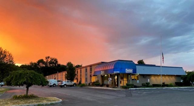 Travelodge Inn & Suites By Wyndham Albany Exterior photo