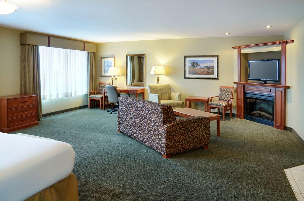 Holiday Inn Express & Suites Medicine Hat, An Ihg Hotel Exterior photo