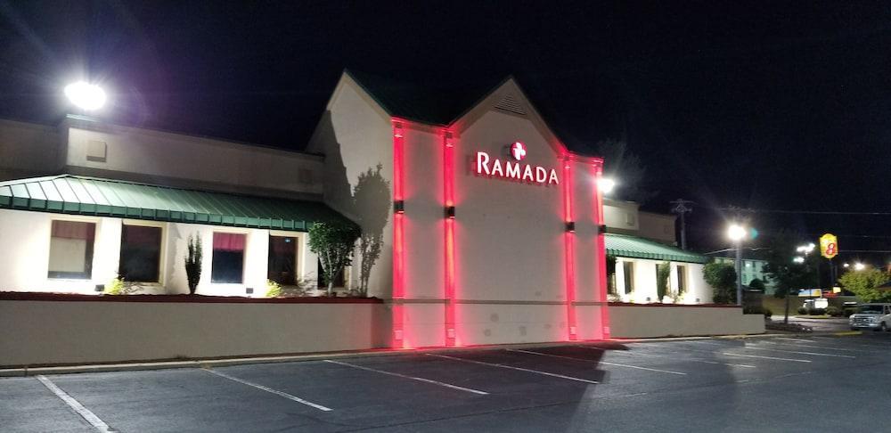 Ramada By Wyndham & Suites Warner Robins Exterior photo