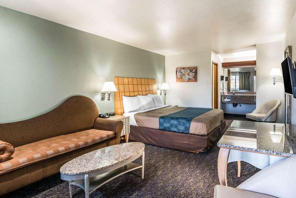 Econo Lodge Portland Airport Room photo