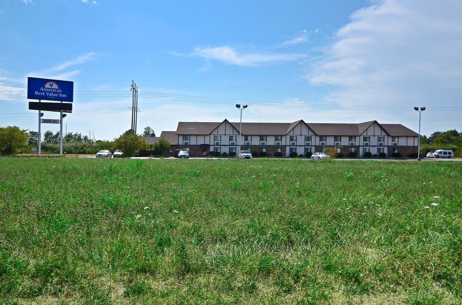 Ramada By Wyndham Effingham Hotel Exterior photo