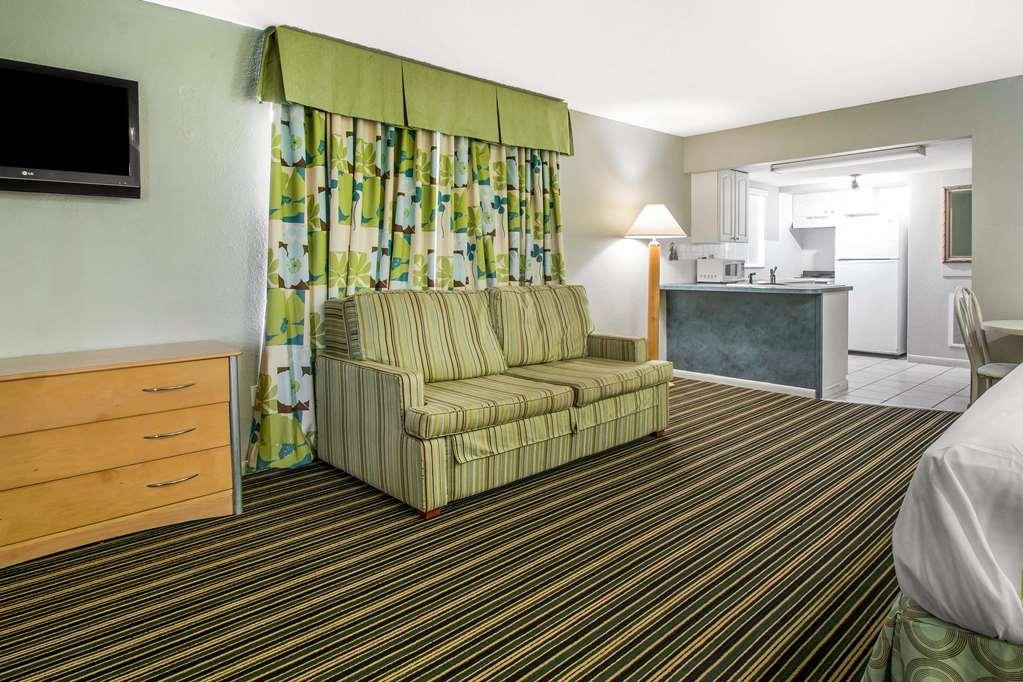 Rodeway Inn & Suites Winter Haven Chain Of Lakes Room photo