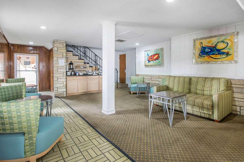 Rodeway Inn & Suites Winter Haven Chain Of Lakes Interior photo