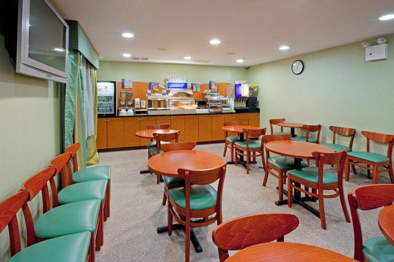 Red Lion Inn And Suites Brooklyn New York Restaurant photo