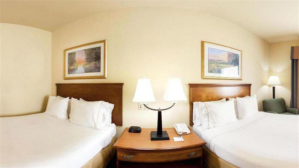 Holiday Inn Express & Suites Magnolia-Lake Columbia Exterior photo