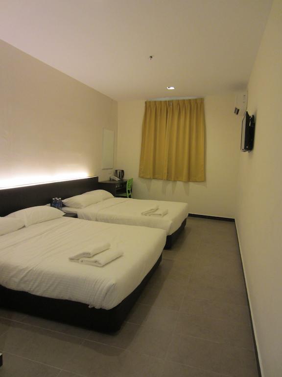 Merlin Hotel Port Dickson Room photo