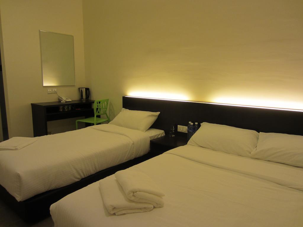 Merlin Hotel Port Dickson Room photo