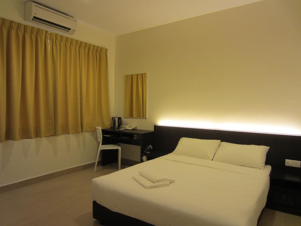 Merlin Hotel Port Dickson Room photo