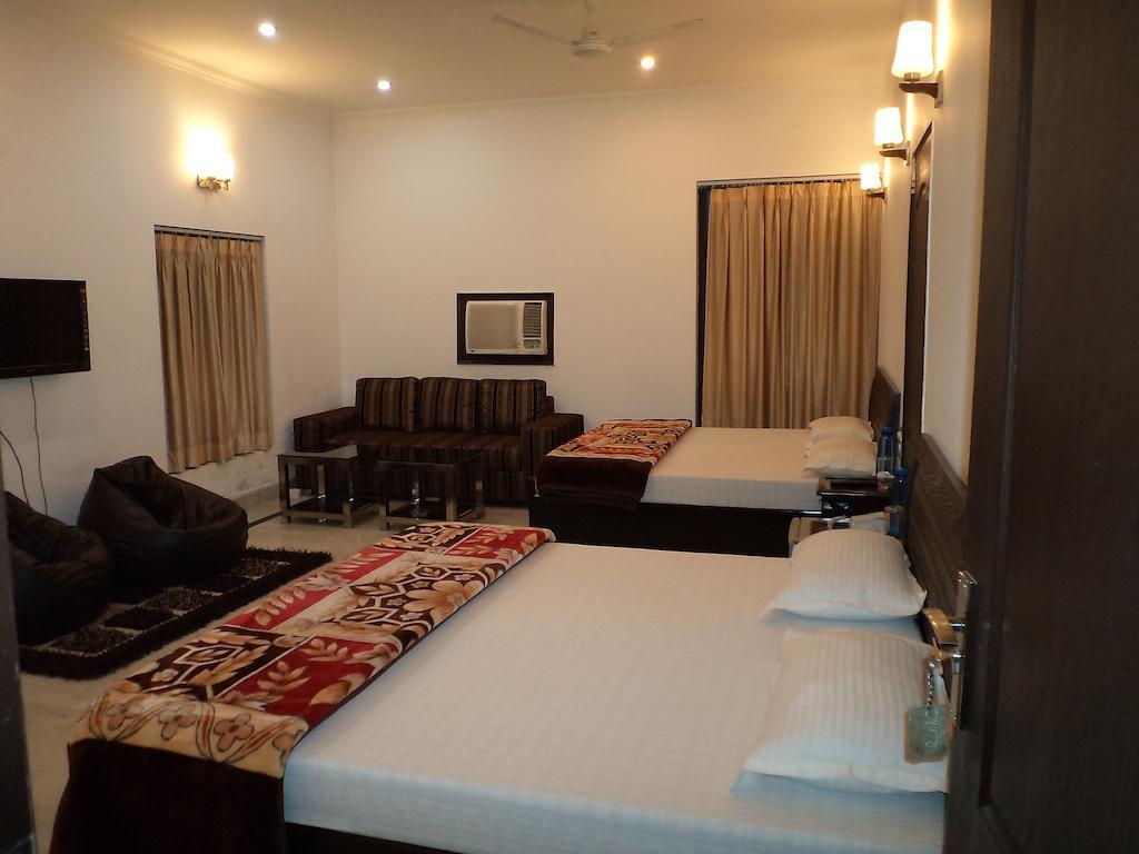 Royal House Hotel Gurgaon Room photo