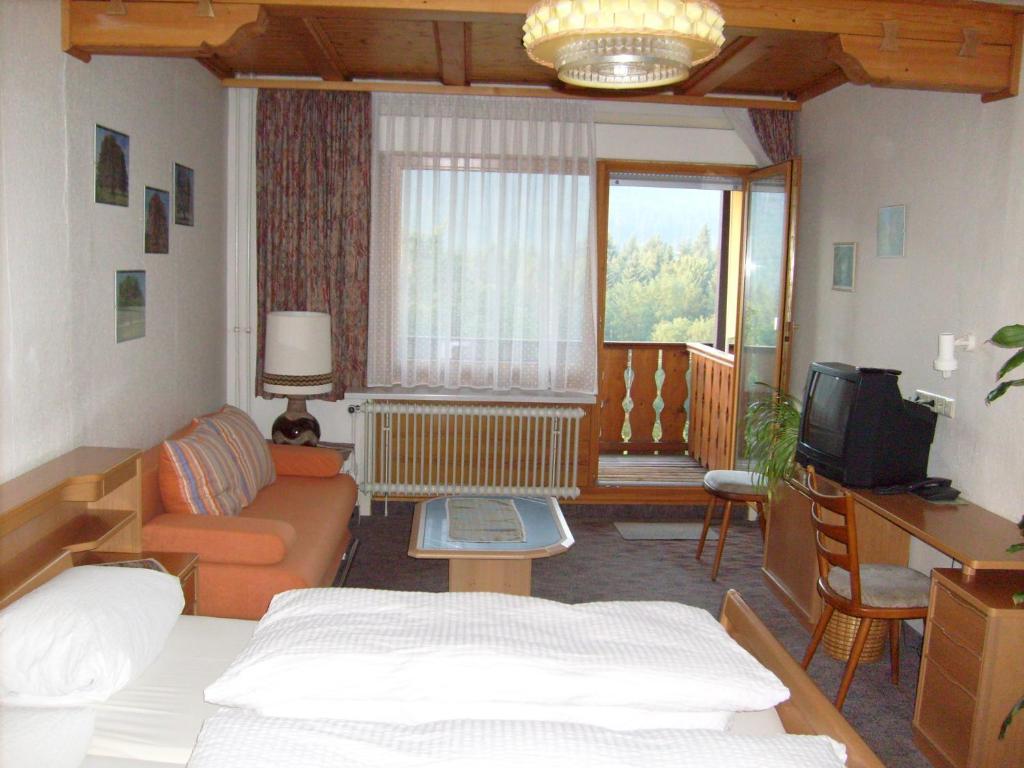 Schwarzwald-Gasthof Hirsch Hotel Bad Wildbad Room photo