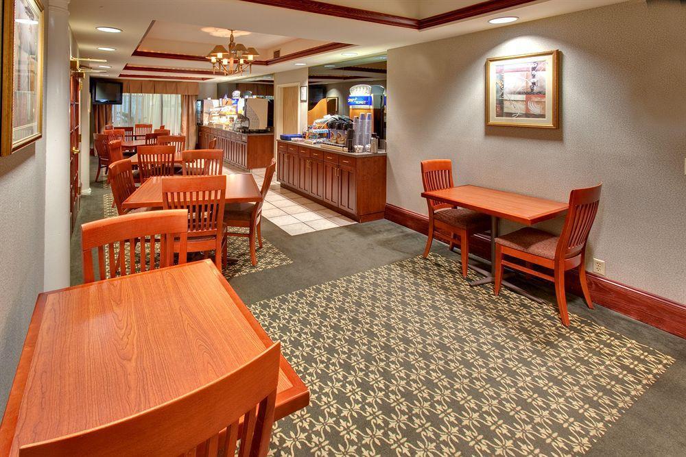 Holiday Inn Express Cedar Rapids - Collins Road, An Ihg Hotel Restaurant photo