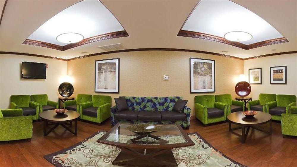 Holiday Inn Express & Suites Fredericksburg Exterior photo