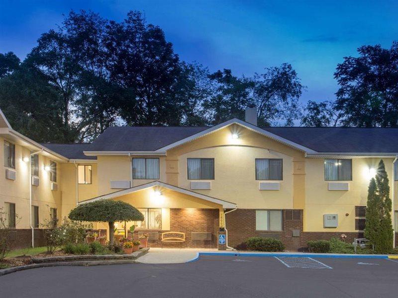 Super 8 By Wyndham Radford Va Hotel Exterior photo