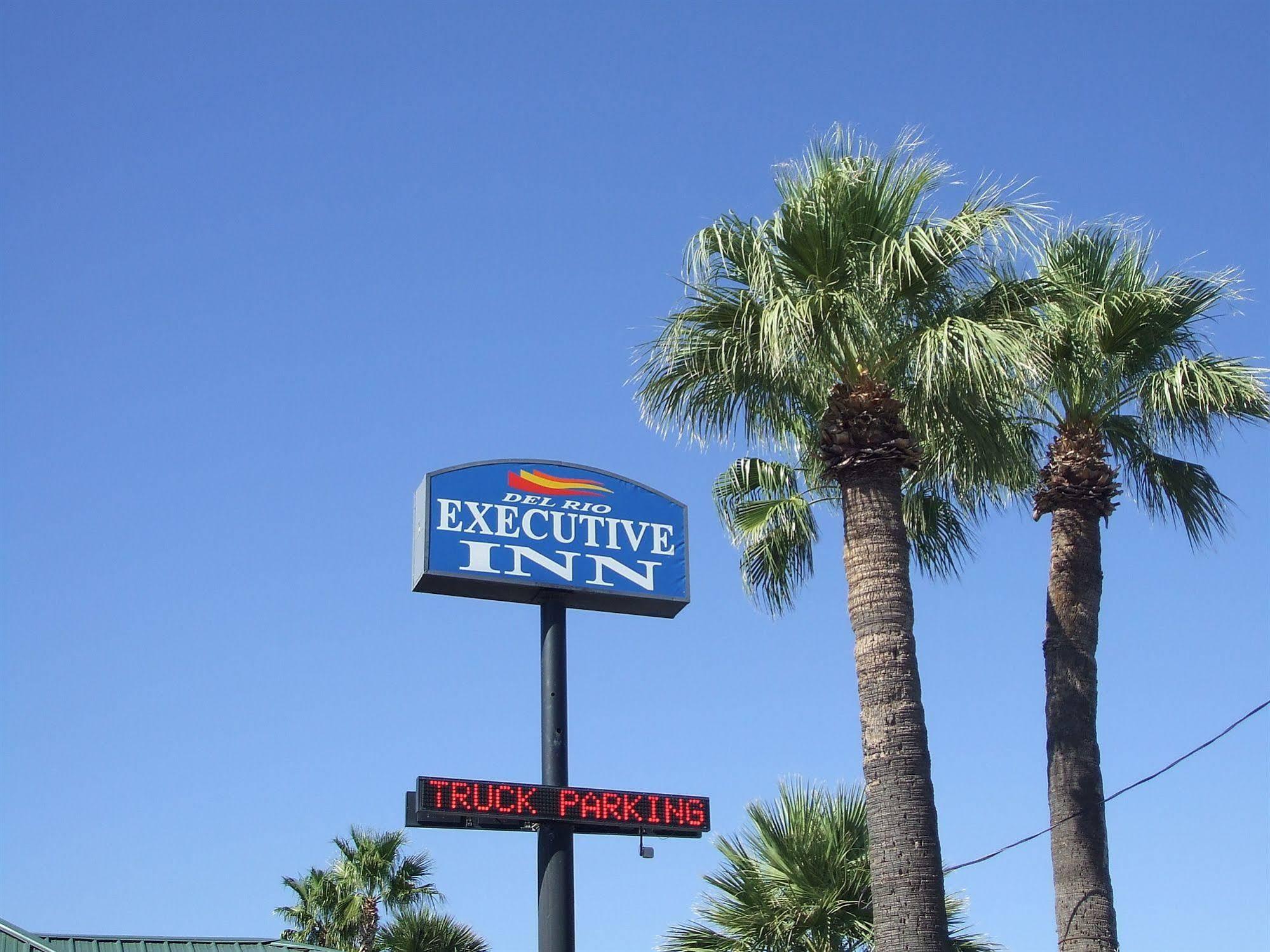 Econo Lodge Del Rio Exterior photo