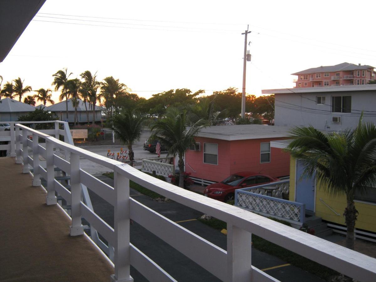 The Holiday Court Villas And Suites Fort Myers Beach Exterior photo