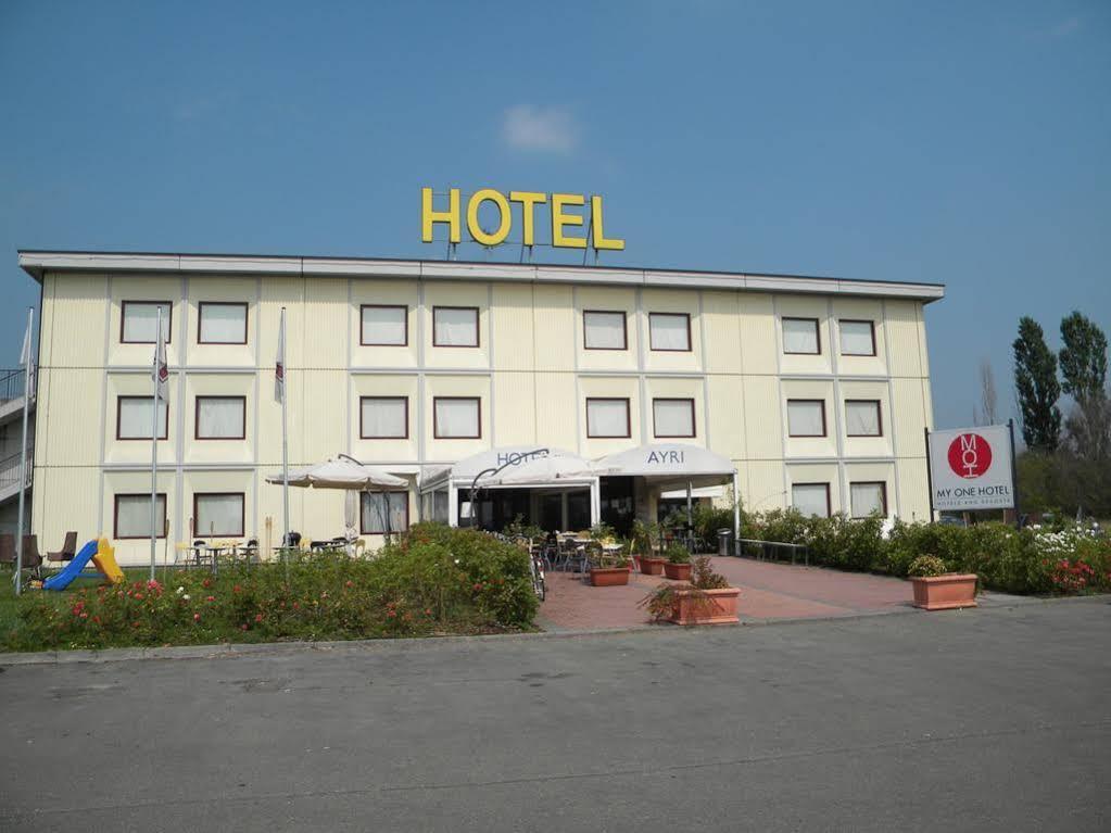 Hotel Ayri Medesano Exterior photo