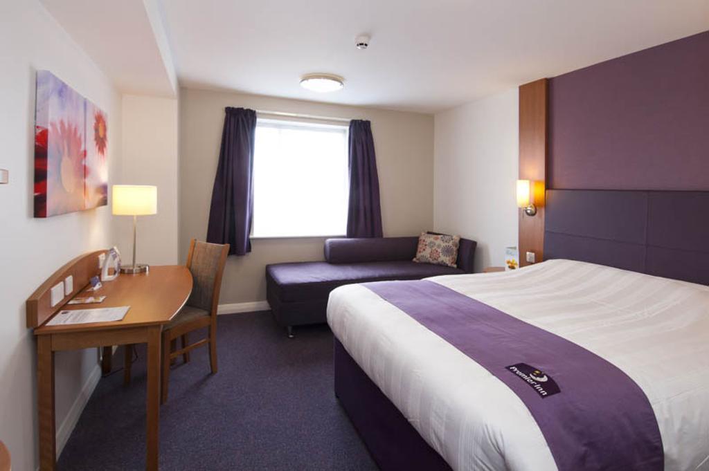 Premier Inn Glasgow Airport Paisley Room photo