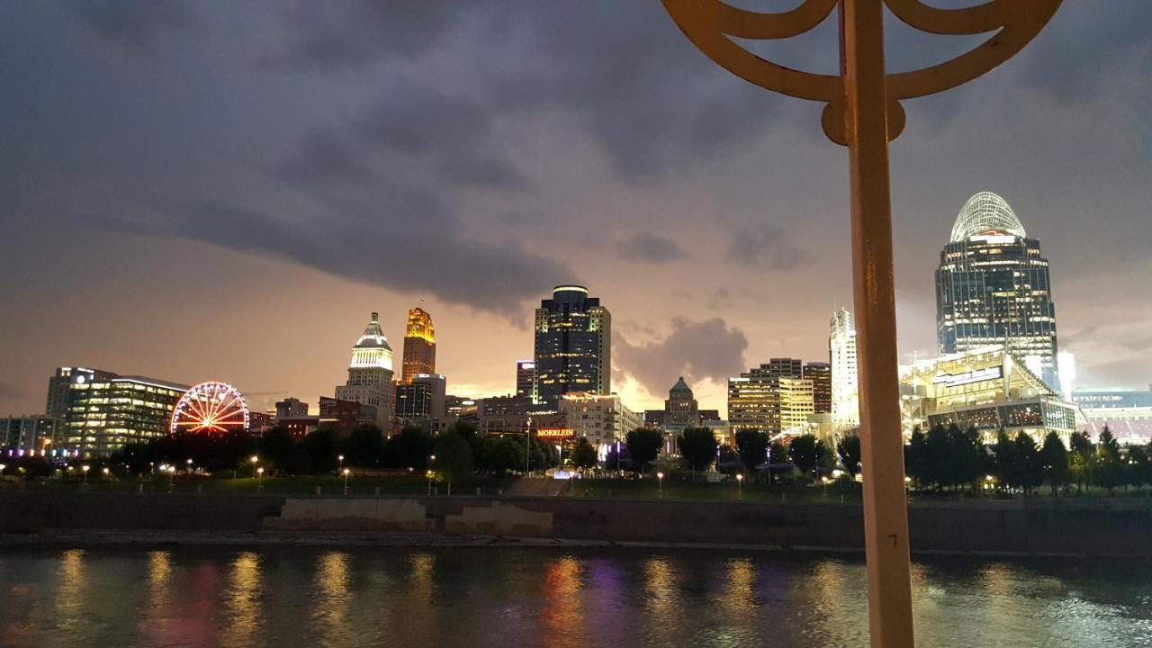 Holiday Inn Express & Suites Cincinnati Riverfront, An Ihg Hotel Covington Exterior photo