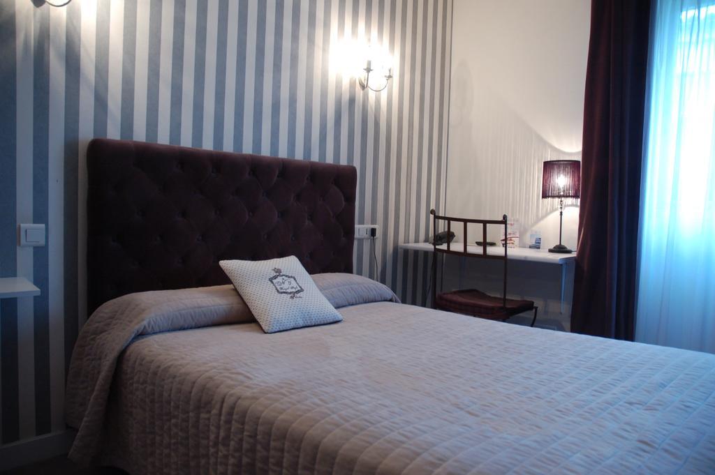 Hotel De L'Avenue Saintes Room photo