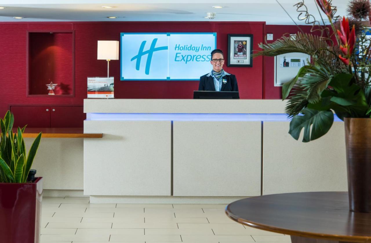 Holiday Inn Express Northampton - South, An Ihg Hotel Exterior photo