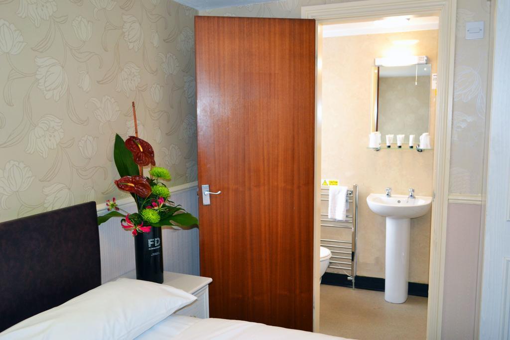Lyndene Hotel Blackpool Room photo