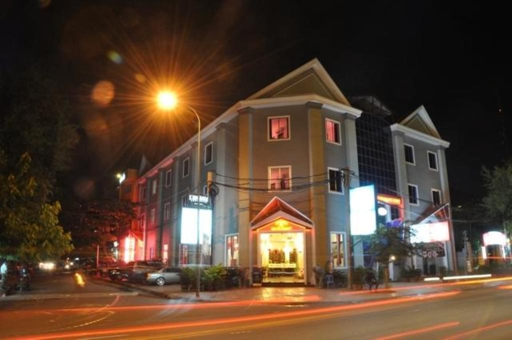 La Voile Rouge Hotel Phnom Penh Exterior photo