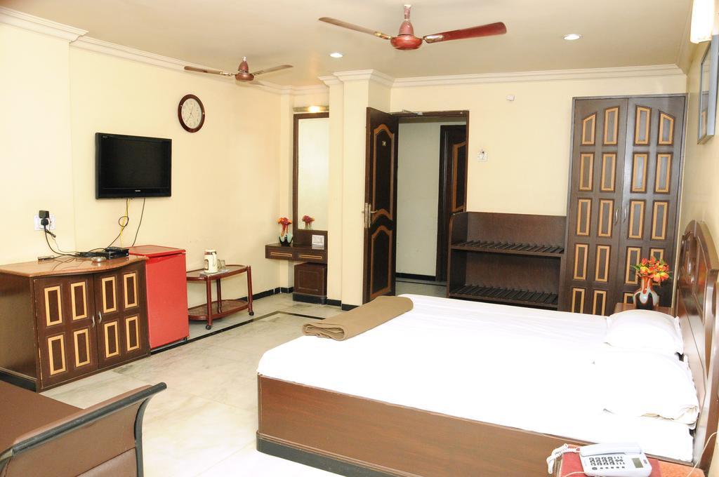 Hotel Sriji Residency Chennai Room photo