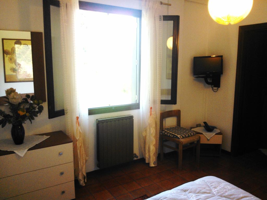 Bredina Villa Sale Marasino Room photo