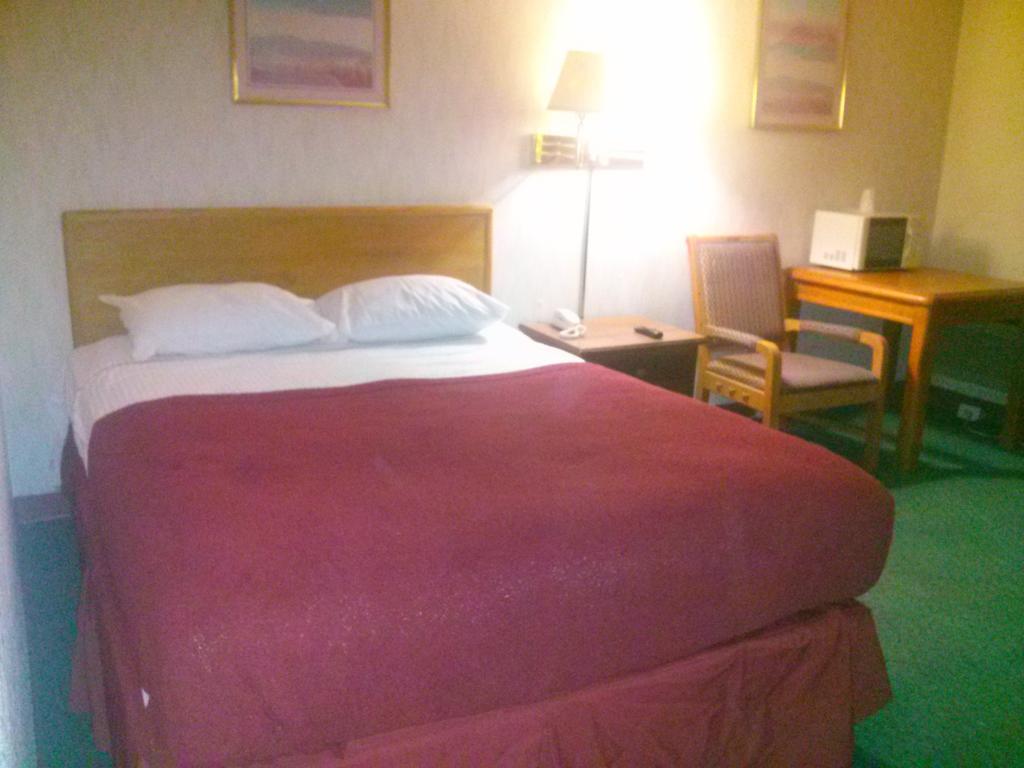 Valustay Inn & Suites Pueblo Room photo