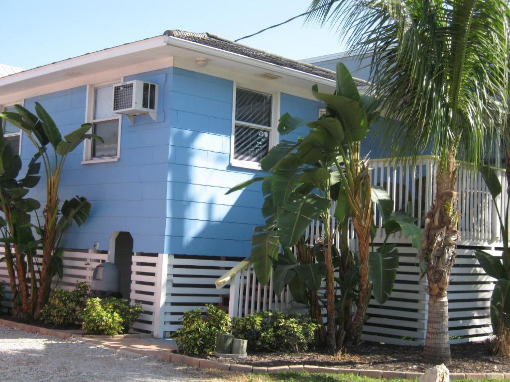 The Holiday Court Villas And Suites Fort Myers Beach Room photo