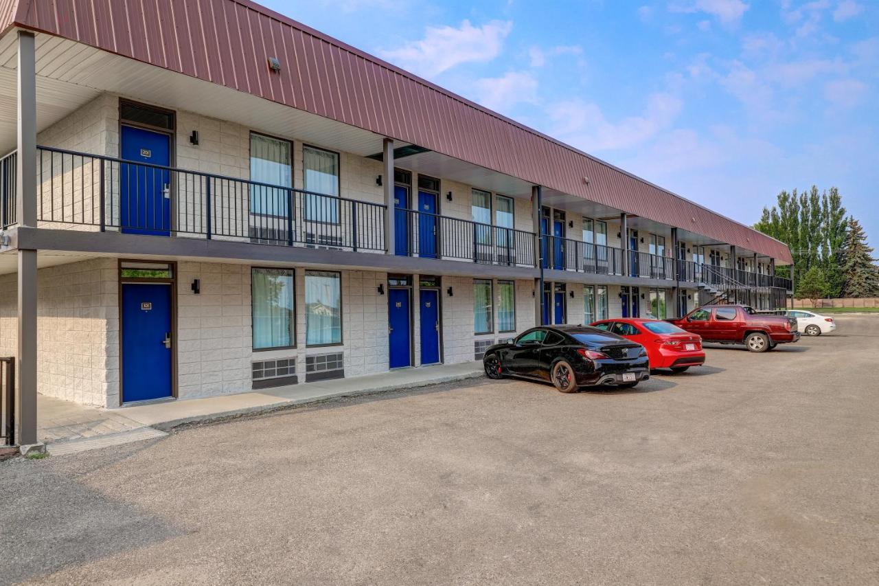 Motel 6 Brooks Ab Exterior photo