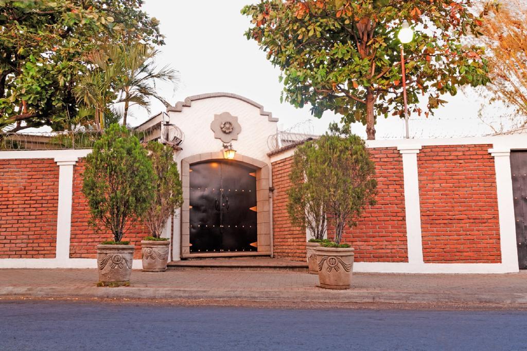Hotel El Almendro Managua Exterior photo